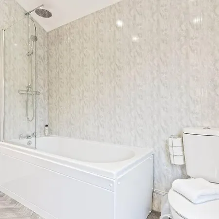 Soppett House - Central Location - Free Parking, Fast Wifi And Smart Tv By Yoko Property *