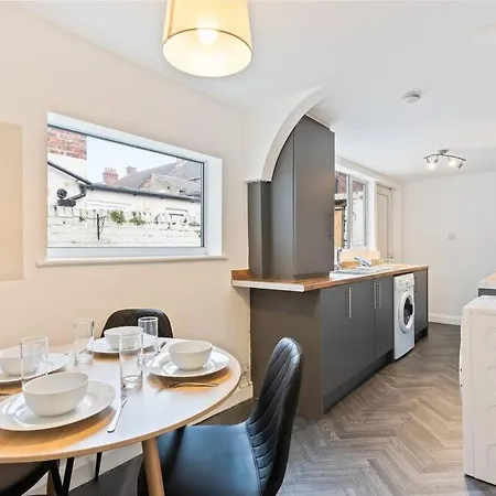Soppett House - Central Location - Free Parking, Fast Wifi And Smart Tv By Yoko Property