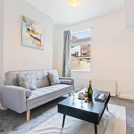 Soppett House - Central Location - Free Parking, Fast Wifi And Smart Tv By Yoko Property