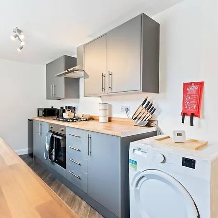 Soppett House - Central Location - Free Parking, Fast Wifi And Smart Tv By Yoko Property