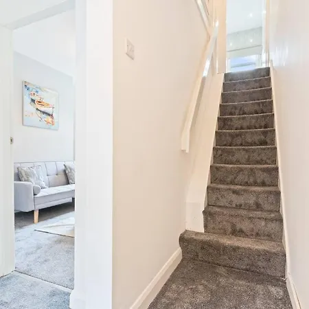 Soppett House - Central Location - Free Parking, Fast Wifi And Smart Tv By Yoko Property *