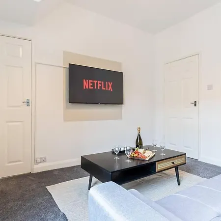 Soppett House - Central Location - Free Parking, Fast Wifi And Smart Tv By Yoko Property